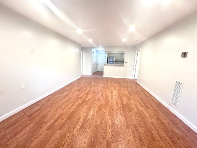 4975 Washington St 109, Boston, MA 02132