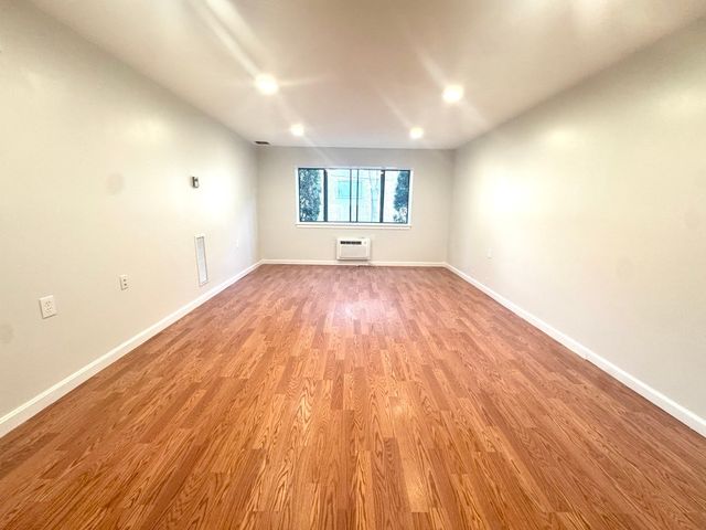 4975 Washington St 109, Boston, MA 02132