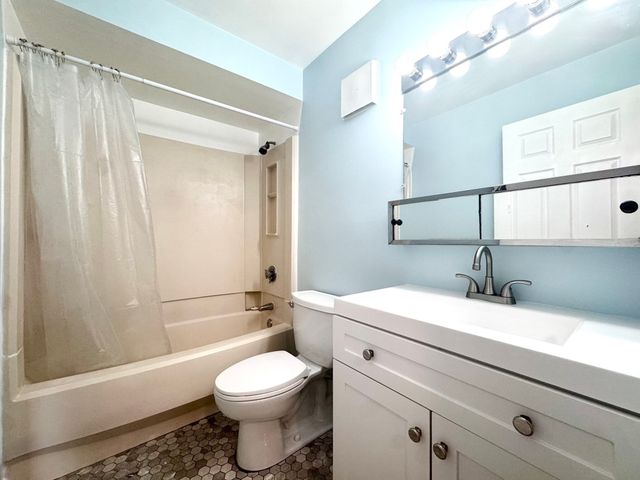 4975 Washington St 109, Boston, MA 02132
