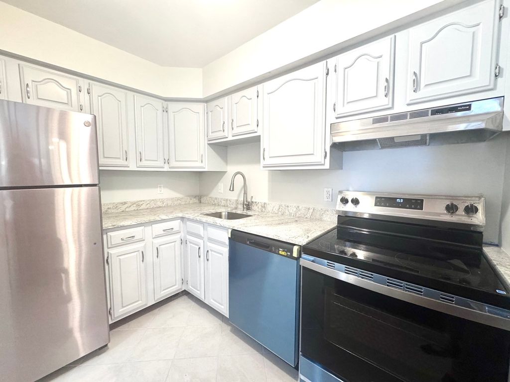 4975 Washington St 109, Boston, MA 02132