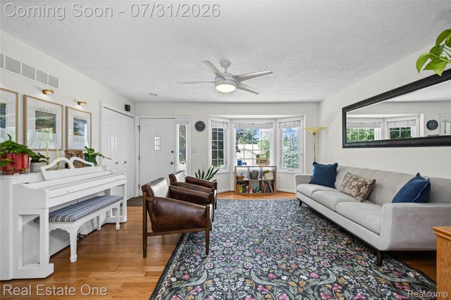 541 Curzon Road, Rochester Hills, MI 48307