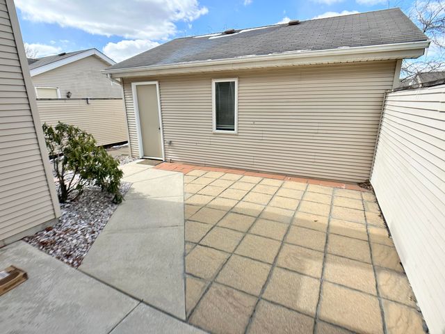 2324 Deerpath Drive W, Schererville, IN 46375