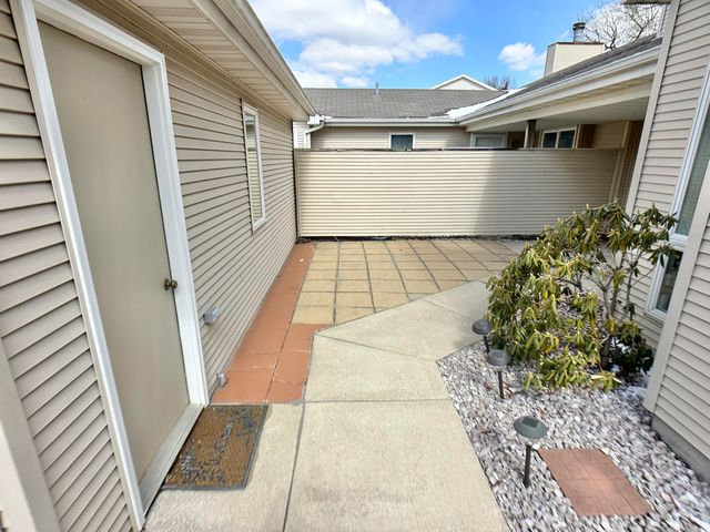 2324 Deerpath Drive W, Schererville, IN 46375