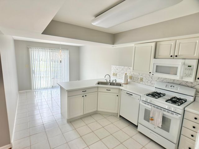 2324 Deerpath Drive W, Schererville, IN 46375