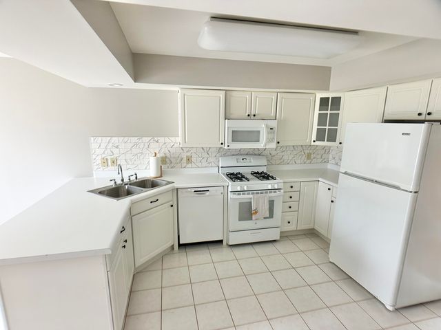 2324 Deerpath Drive W, Schererville, IN 46375