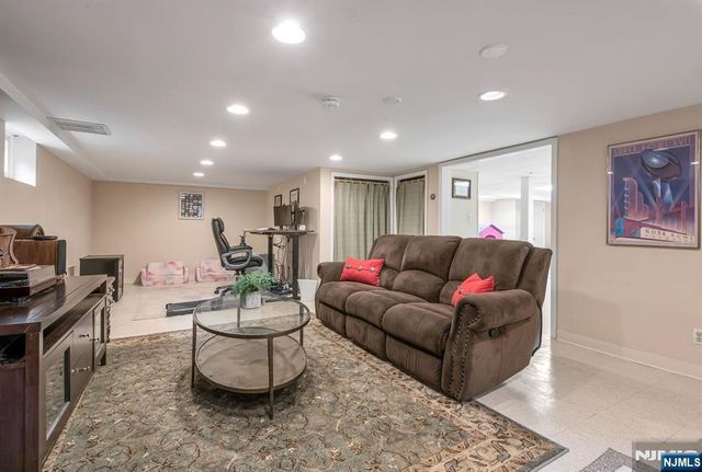 15 Kingwood Drive, Little Falls, NJ 07424