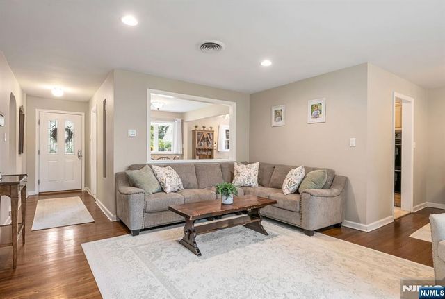 15 Kingwood Drive, Little Falls, NJ 07424