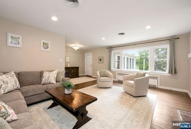 15 Kingwood Drive, Little Falls, NJ 07424
