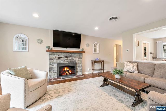 15 Kingwood Drive, Little Falls, NJ 07424