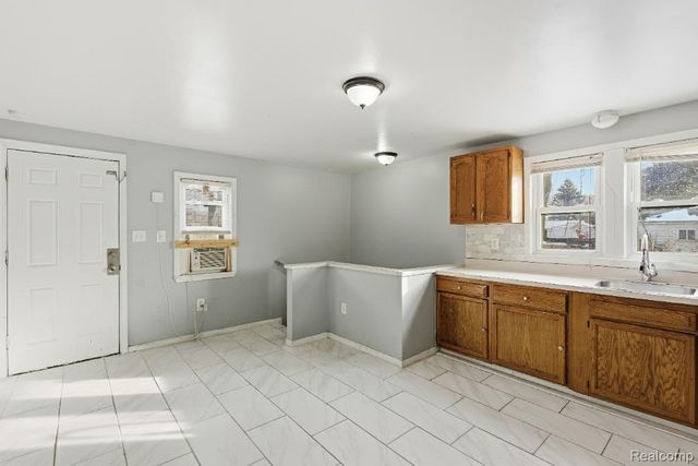 5315 Edgewood Street, Dearborn Heights, MI 48125