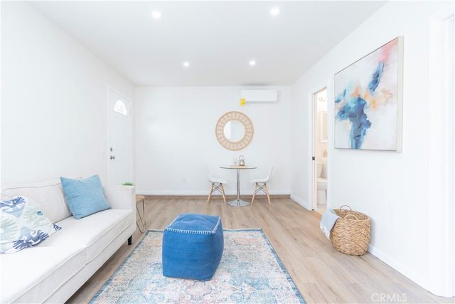 232 W 40th Place, Los Angeles, CA 90037