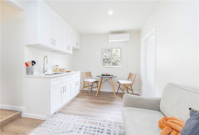 232 W 40th Place, Los Angeles, CA 90037