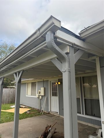 16611 Parliament Dr, South Houston, TX 77083