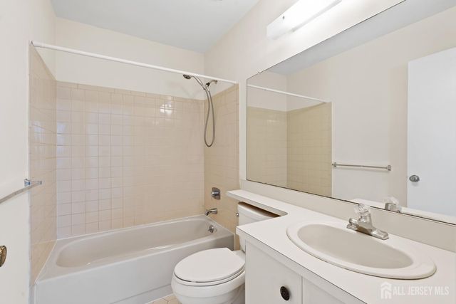 284 Constitution Circle, North Brunswick, NJ 08902