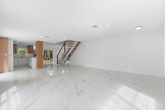 7945 NW 187th Ln, Hialeah, FL 33015