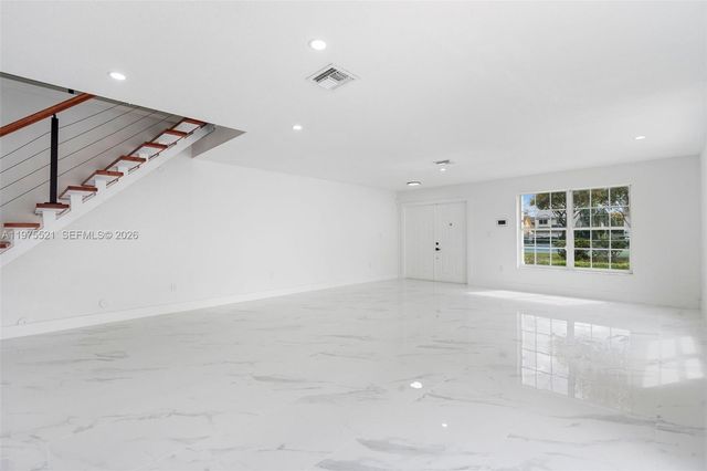 7945 NW 187th Ln, Hialeah, FL 33015