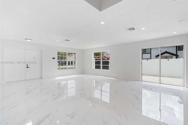 7945 NW 187th Ln, Hialeah, FL 33015