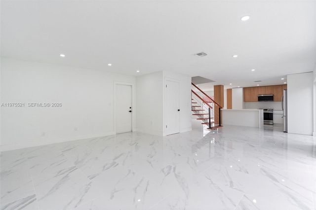 7945 NW 187th Ln, Hialeah, FL 33015