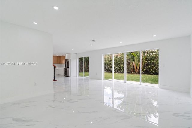 7945 NW 187th Ln, Hialeah, FL 33015