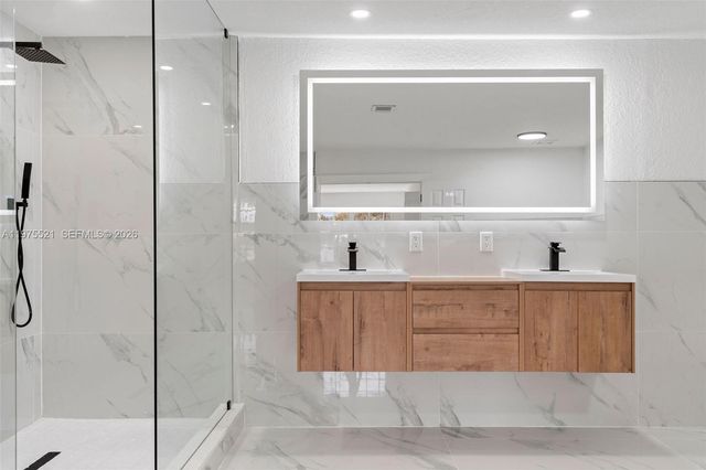 7945 NW 187th Ln, Hialeah, FL 33015