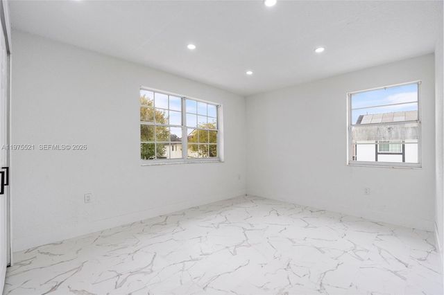 7945 NW 187th Ln, Hialeah, FL 33015