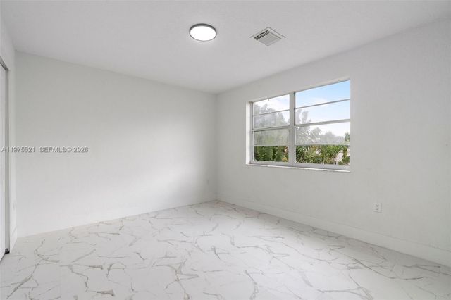 7945 NW 187th Ln, Hialeah, FL 33015