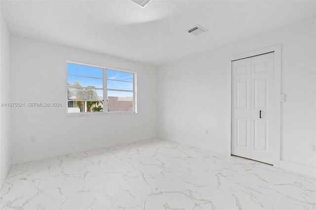 7945 NW 187th Ln, Hialeah, FL 33015