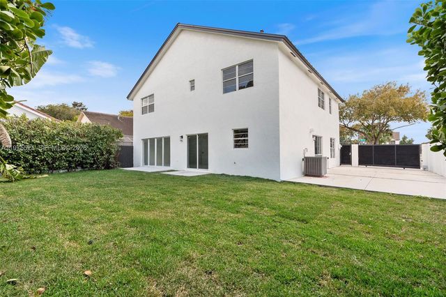 7945 NW 187th Ln, Hialeah, FL 33015