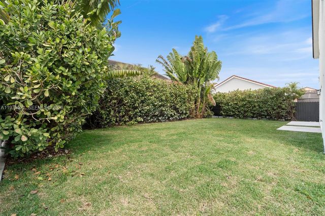 7945 NW 187th Ln, Hialeah, FL 33015