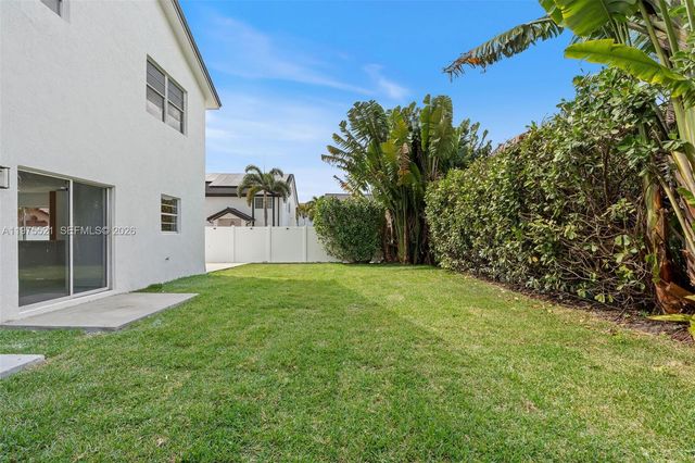 7945 NW 187th Ln, Hialeah, FL 33015