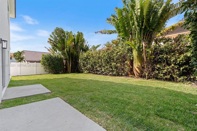 7945 NW 187th Ln, Hialeah, FL 33015