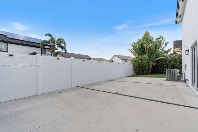 7945 NW 187th Ln, Hialeah, FL 33015