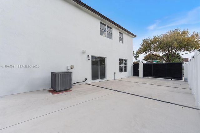 7945 NW 187th Ln, Hialeah, FL 33015