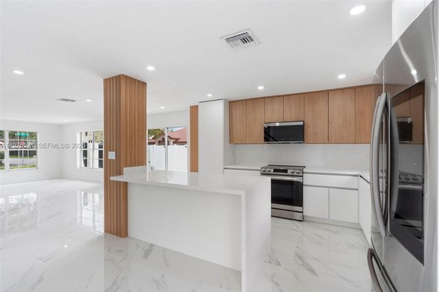 7945 NW 187th Ln, Hialeah, FL 33015