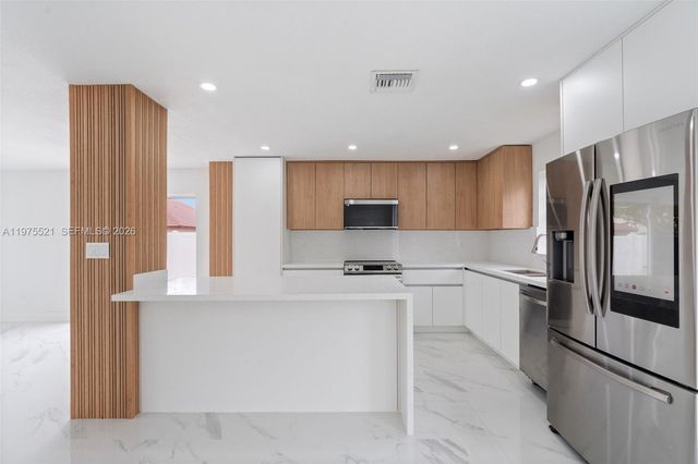 7945 NW 187th Ln, Hialeah, FL 33015