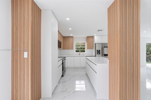 7945 NW 187th Ln, Hialeah, FL 33015