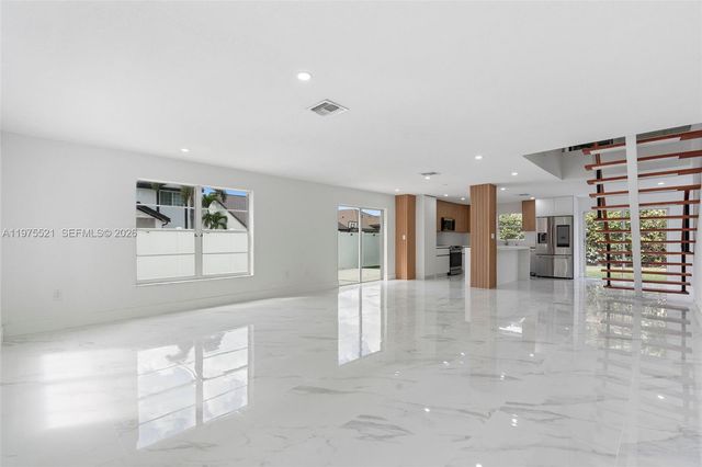 7945 NW 187th Ln, Hialeah, FL 33015