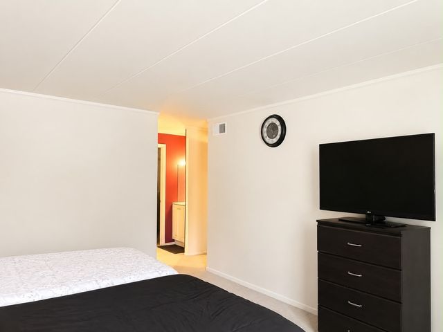 6330 Lincoln Avenue 1E, Morton Grove, IL 60053