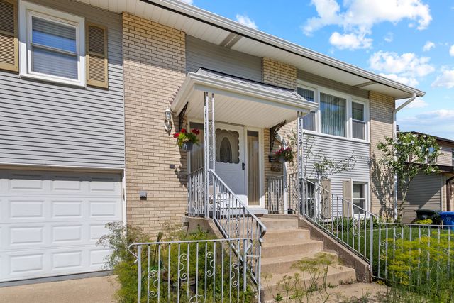 1418 S Hickory Drive, Mount Prospect, IL 60056