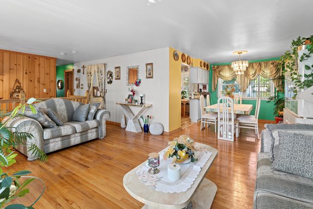1418 S Hickory Drive, Mount Prospect, IL 60056