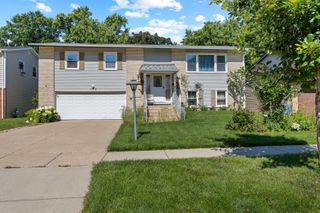 1418 S Hickory Drive, Mount Prospect, IL 60056