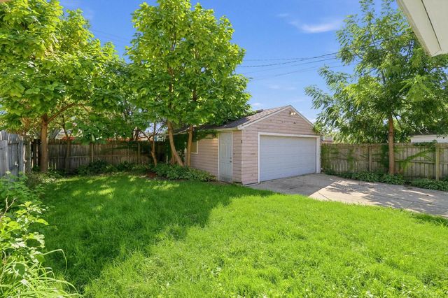 2013 Charles STREET, Racine, WI 53402