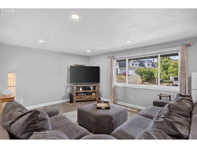 1386 Sw 4TH St, Gresham, OR 97080