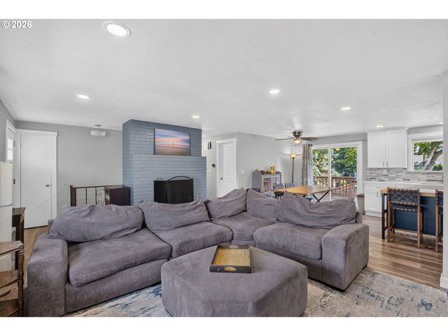 1386 Sw 4TH St, Gresham, OR 97080