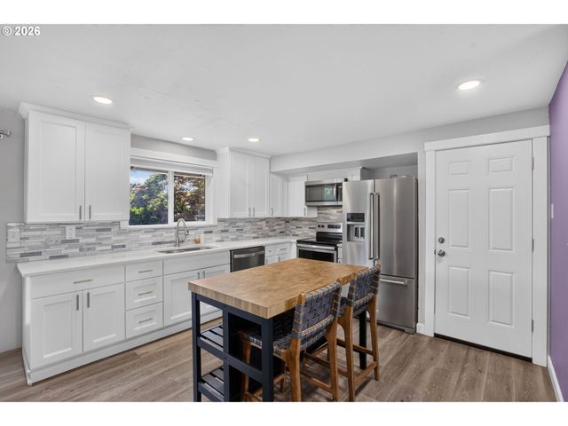 1386 Sw 4TH St, Gresham, OR 97080