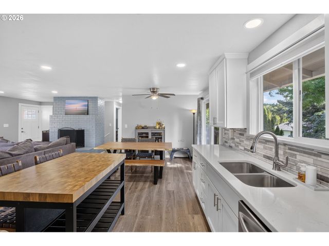 1386 Sw 4TH St, Gresham, OR 97080