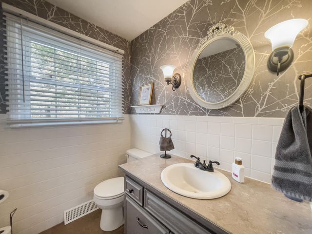 130 ANGEL LN, Holts Summit, MO 65043