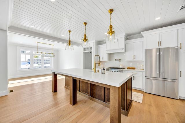 48 Country Club Lane, Mashpee, MA 02649