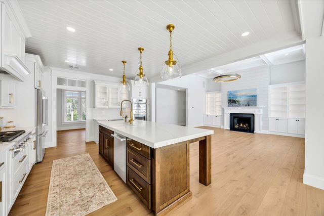 48 Country Club Lane, Mashpee, MA 02649