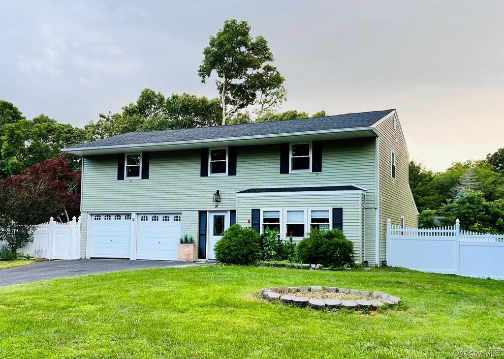 10 Summercress Lane, Coram, NY 11727